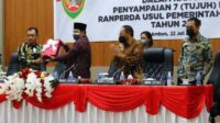 Wakil Gubernur, Barnabas Orno menyerahkan tujuh usulan Ranperda Kepada Wakil Ketua DPRD Maluku Azis Sangkala